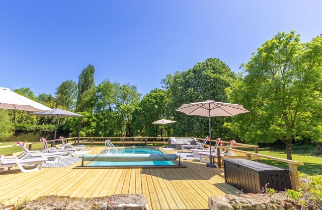Private pool and decking, large garden, games room, short drive to town /shops