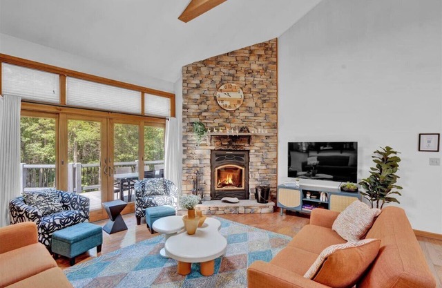 Private Pond & Pool, Hot Tub, Game Rooms, Theater