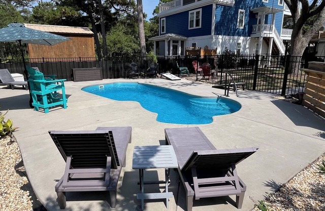 *PRIVATE POOL* 1 Block to Beach