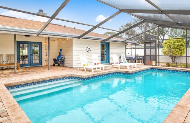 Private Pool! Arcade! Game Room! Near Downtown SRQ