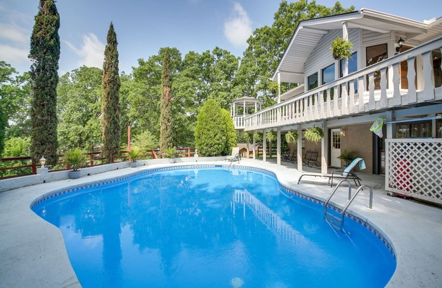 Private Pool: Lakefront Home in Hot Springs!
