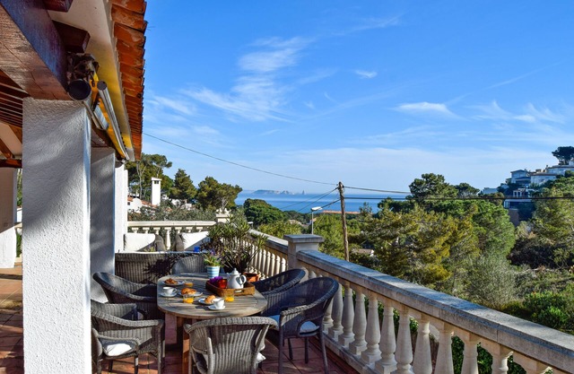 Private pool, sea view, only 700 m. from the beach.