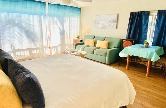 Private Prince Kuhio Studio Sleeps 4. A/C and Plenty of Ocean Breeze