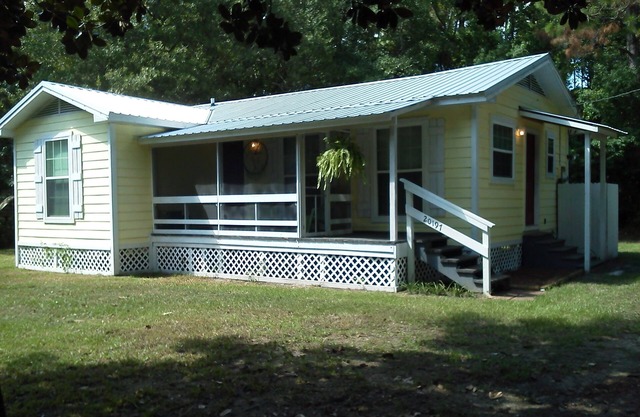 Private Pup fenced backyard, Wonderful Rustic cottage, Perfect Location!