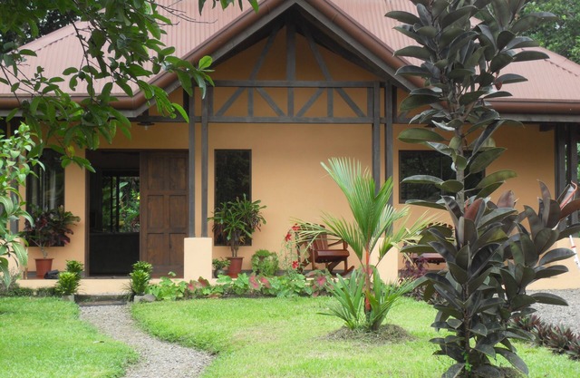 Private, quiet home outside of busy La Fortuna, near hot springs!