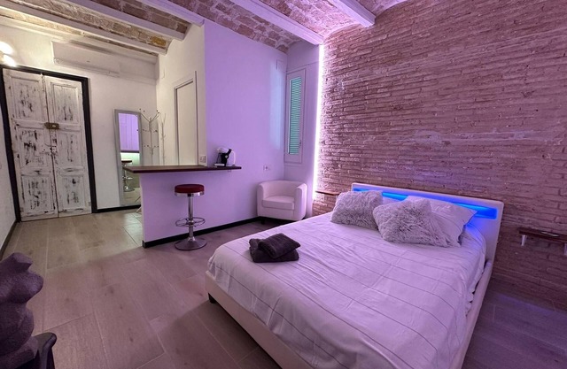 Private room near bus station and shops