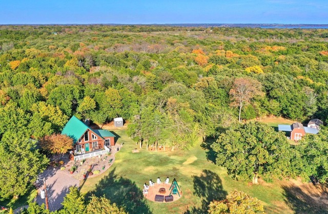 Private Ranch w/hot tub, gameroom near Lake Texoma