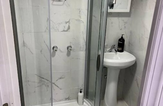 Private renovated, Cozy Apt w/Free parking