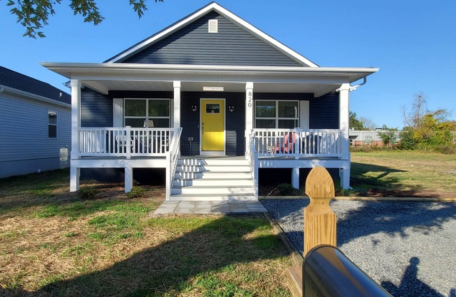 Private Retreat Bungalow-One Level, 2 blocks from Beach w/Porch & Deck