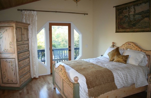 Private Retreat with Views, Fireplace & Spa-Close to town. Great internet