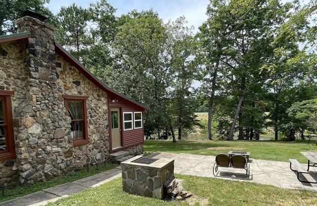 Private River Frontage! Beautiful Cabin with Amazing views! Available now!