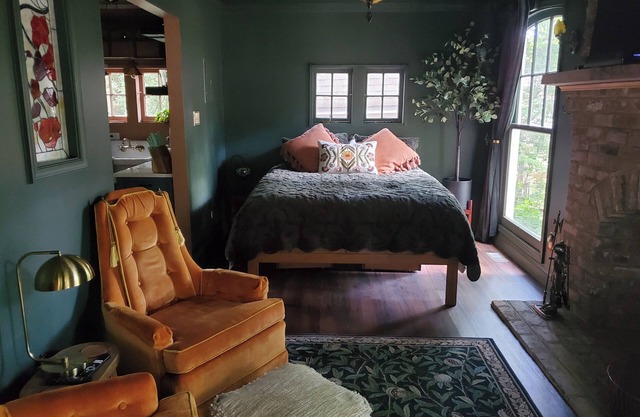 Private Romantic Bungalow for Artists & Writers, 7 Mins to Downtown Richmond,