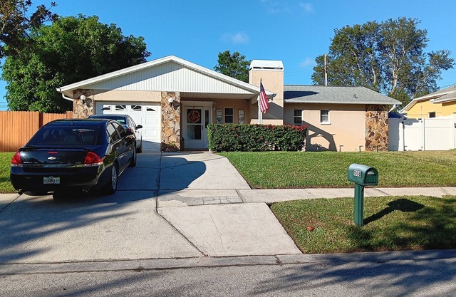 Private room and bathroom in beautiful Tarpon Spring only minutes to beaches!
