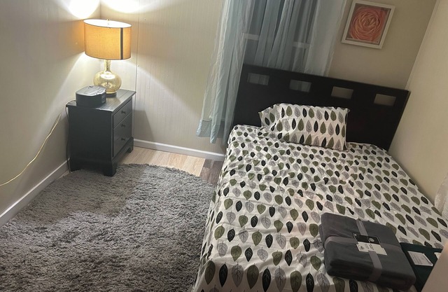 Private room close to Downtown Meriden, located in a Decent Area, close Highway