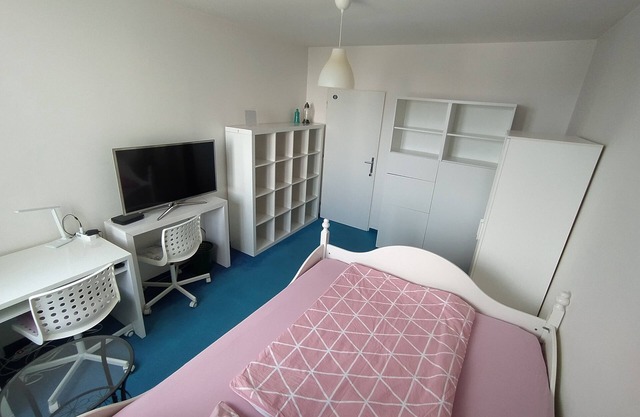 Private Room in 4 rooms apartment in Praguen30 minutes to the center by tram