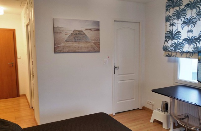 Private room with bathroom-Plateau-Mont-Saint-Martin-Bl