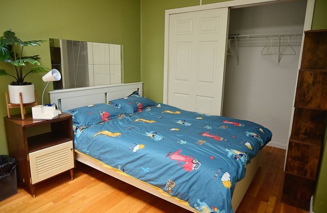 Private room in Brooklyn,1 minute to subway close to everything.