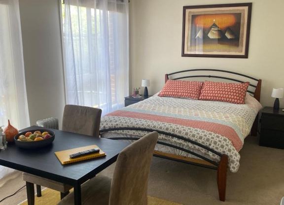 Private room with ensuite and parking close to Wollongong CBD