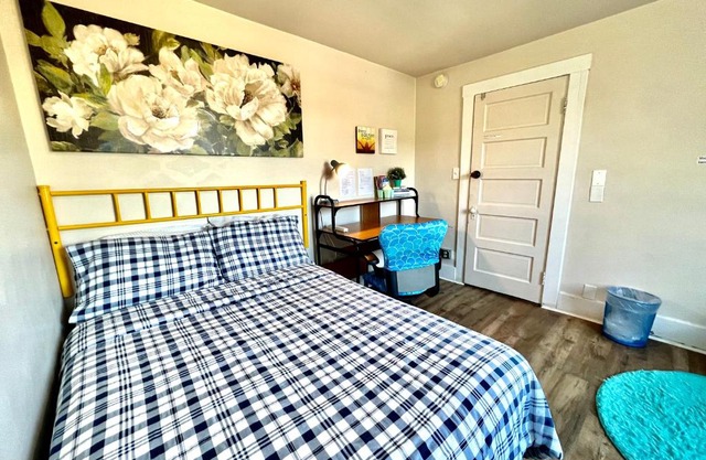 Private Room with Shared Bathrooms and Air Conditioning 10 Minutes from SeaTac Airport