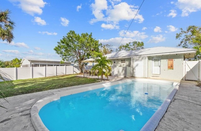 Private Sarasota Pool Home. Close to Beaches. Fenced Yard. Pet Friendly