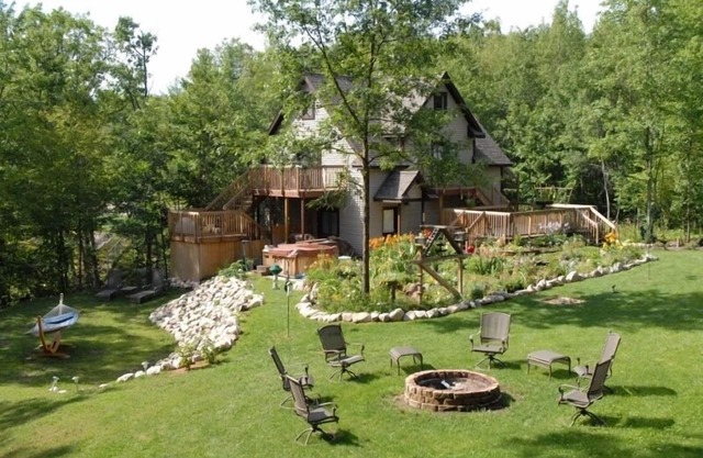 Private, Secluded, Family-Friendly Cottage with 2 mini-cabins and swimming pool.