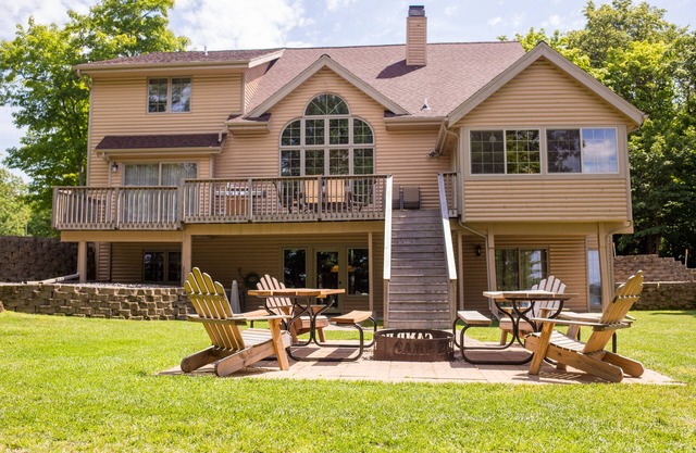 Private - Secluded Lake Home/Sleeps up to 20 people