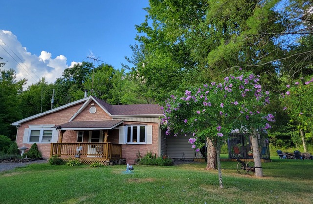 Private Secluded Mountain View Cottage w/Pond 15 minutes to Windham