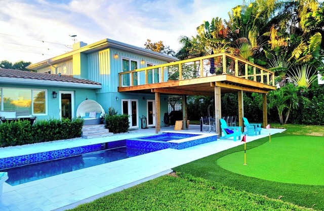 Private sleeps 10, 4 Bdrm, Pool w Spa, yard games