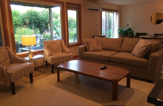 Private, spacious, 2 bedroom, 1 bath, full kitchen, peaceful garden close to OSU