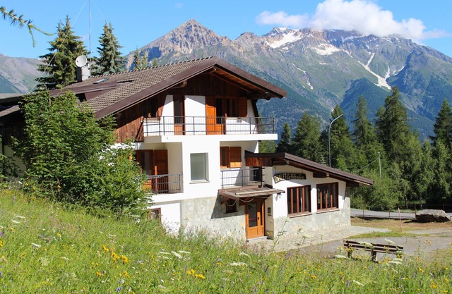 Private spacious Chalet set at the foot of the mountain trails in Sauze D'Oulx