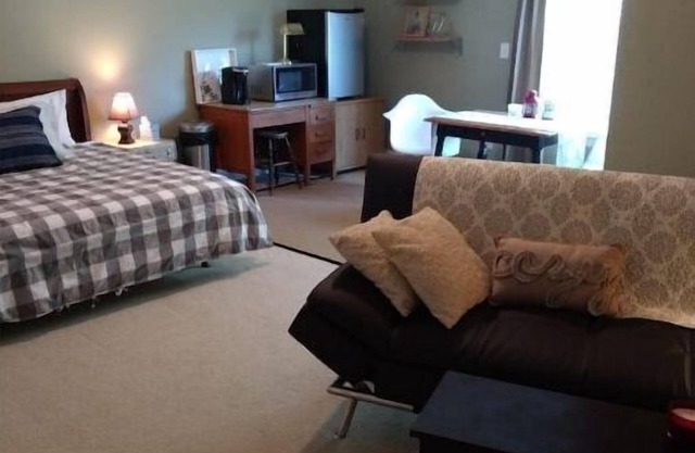 Private, Spacious Studio Apartment, Bathroom