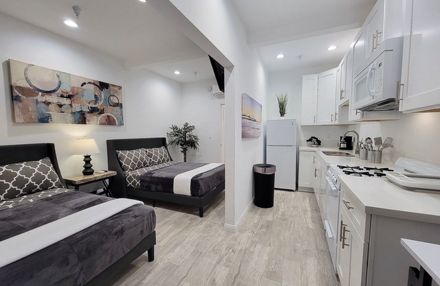 Private studio w/kitchen & parking space by the Mr C. Hotel! 5 min to Rodeo Dr