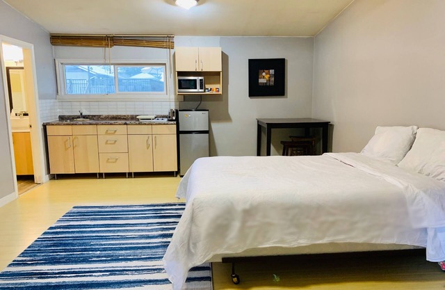 Private Suite at Coquitlam Center! 5 min walk to Skytrain & Mall