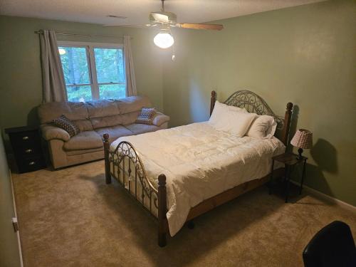 Private Suite on Wooded Lot Near Memphis and BOC
