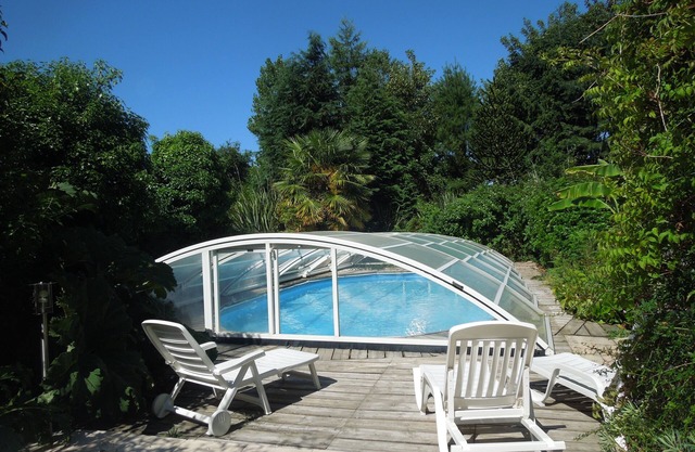PRIVATE SWIMMING POOL, quiet location in Plomelin, 10mn from the beach.