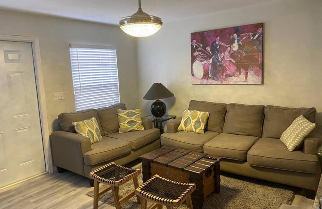 Private Townhouse with courtyard and covered patio