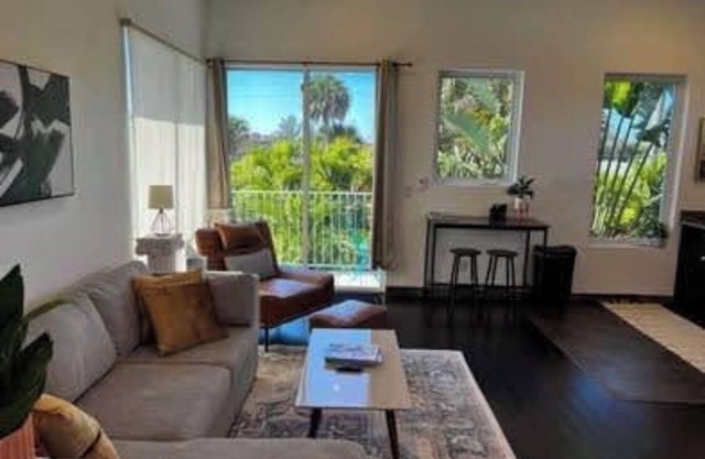 Private Tree Top studio - 1 mile to 5th Ave, all the action & Naples Beach!