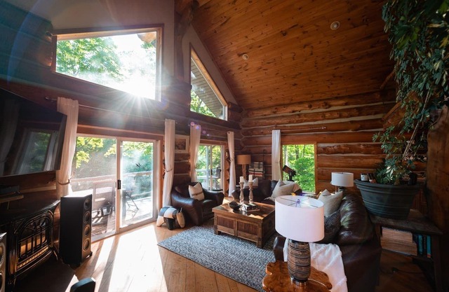 Private Treehouse in the Woods w/Hot Tub