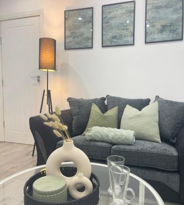 Private two bedroom deluxe apartment Leicester with large garden and free parking