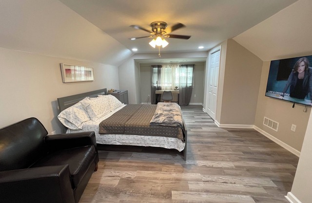 Private unit on 2nd floor in Atlanta near Mercedes Benz