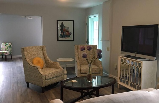 Private Updated Mother In Law Apartment with Fenced Yard 4 miles from Siesta Key