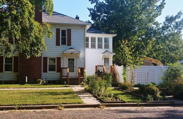 Private Upper Deck surrounded by flower and vegetable gardens. Pet friendly