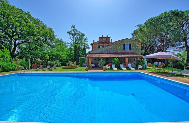 Private Villa with private pool, WIFI, TV, patio, pets allowed, panoramic view, close to Arezzo