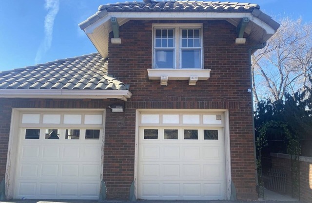 Private Victorian Guest House Loft. 10 minutes to downtown Omaha!