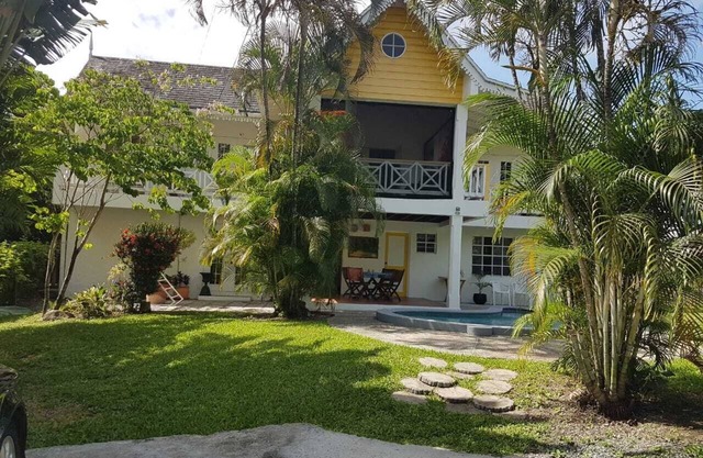 Private villa apartment with pool and within 15 minute walk to 3 beaches.