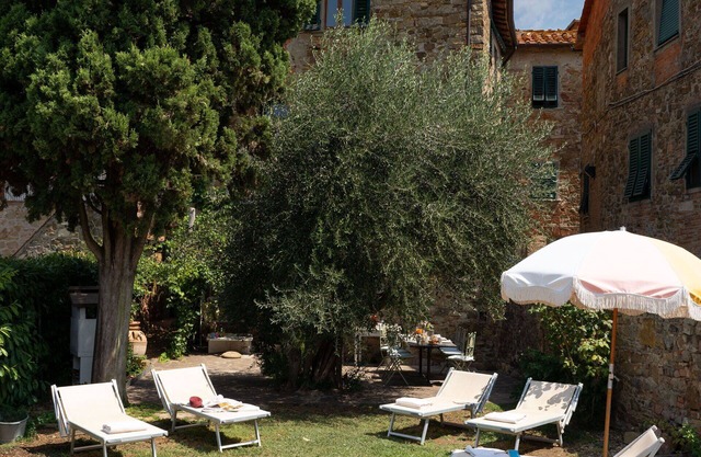 Private Villa with WIFI, private pool, A/C, TV, patio, panoramic view, parking, close to Arezzo