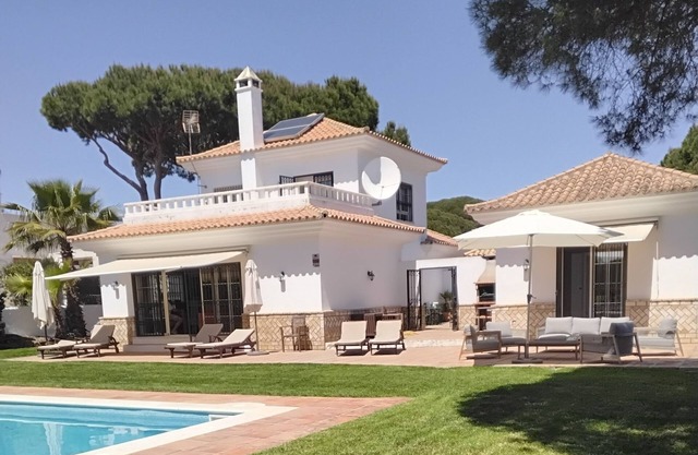 Private Villa with own pool , Wi fi , Air con and Log fire