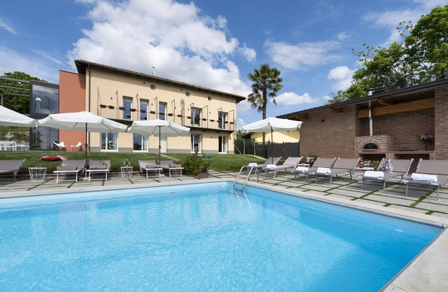 Private Villa with private pool, A/C, WIFI, TV, patio, pets allowed, panoramic view, close to Alba
