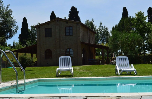 Private Villa with private pool, A/C, WIFI, TV, veranda, panoramic view, parking, close to Siena