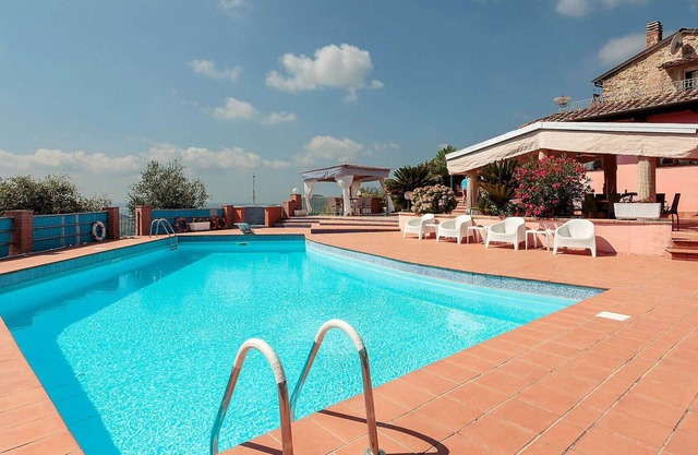 Private Villa with WIFI, A/C, private pool, TV, patio, pets allowed, parking, close to Viareggio